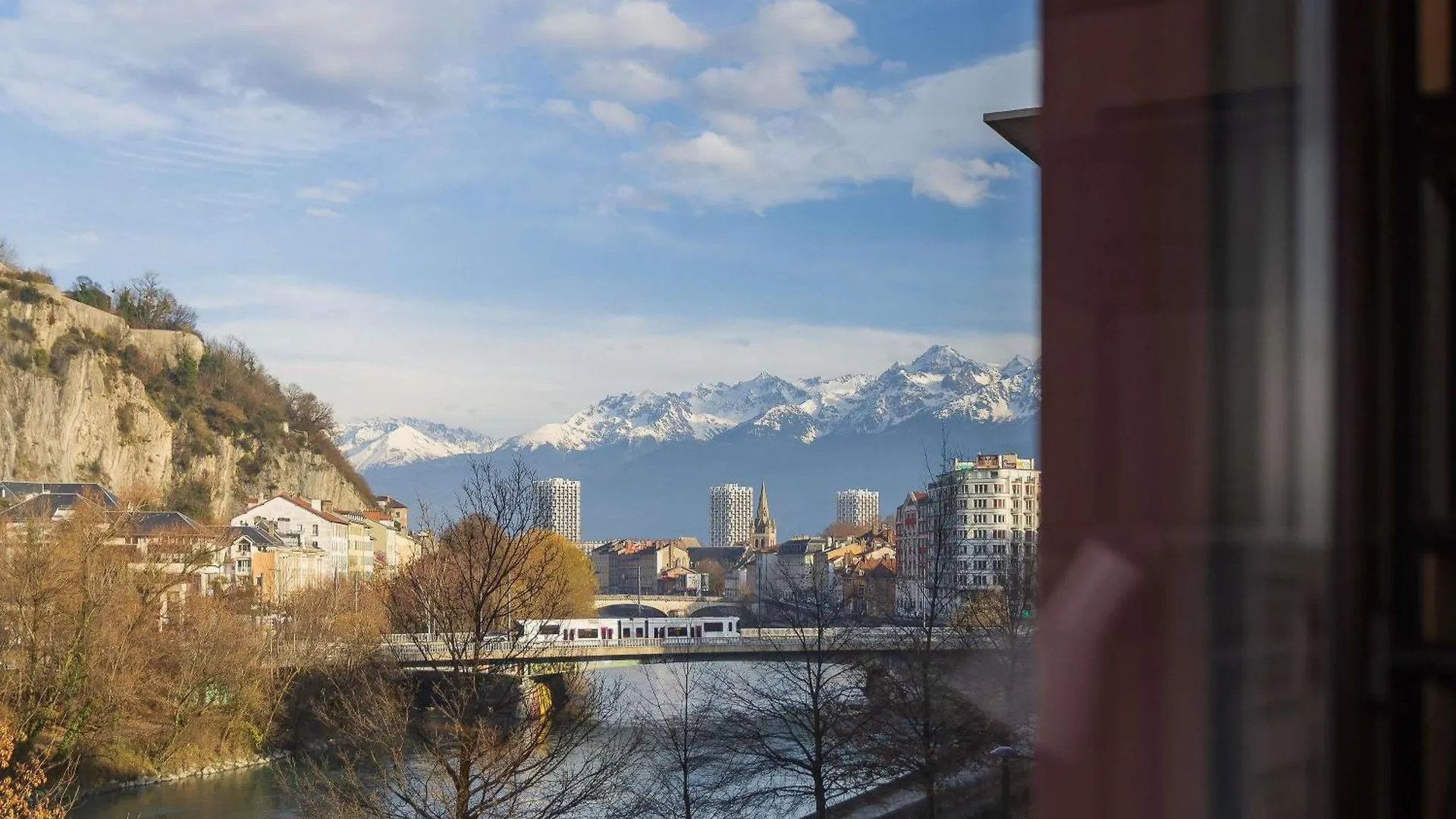 5 Hôtels Budget Près du Château Servien à Saisir