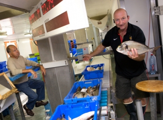 Découvrir la criée, déguster le sushi charentais